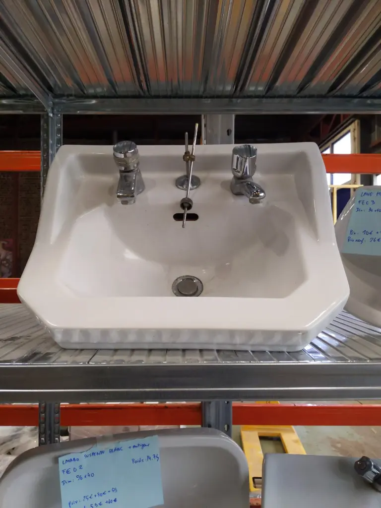 FE04 - Lavabo suspendu 2 robinets 