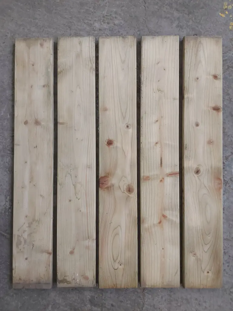 DL18 - Planche de bois (pin)