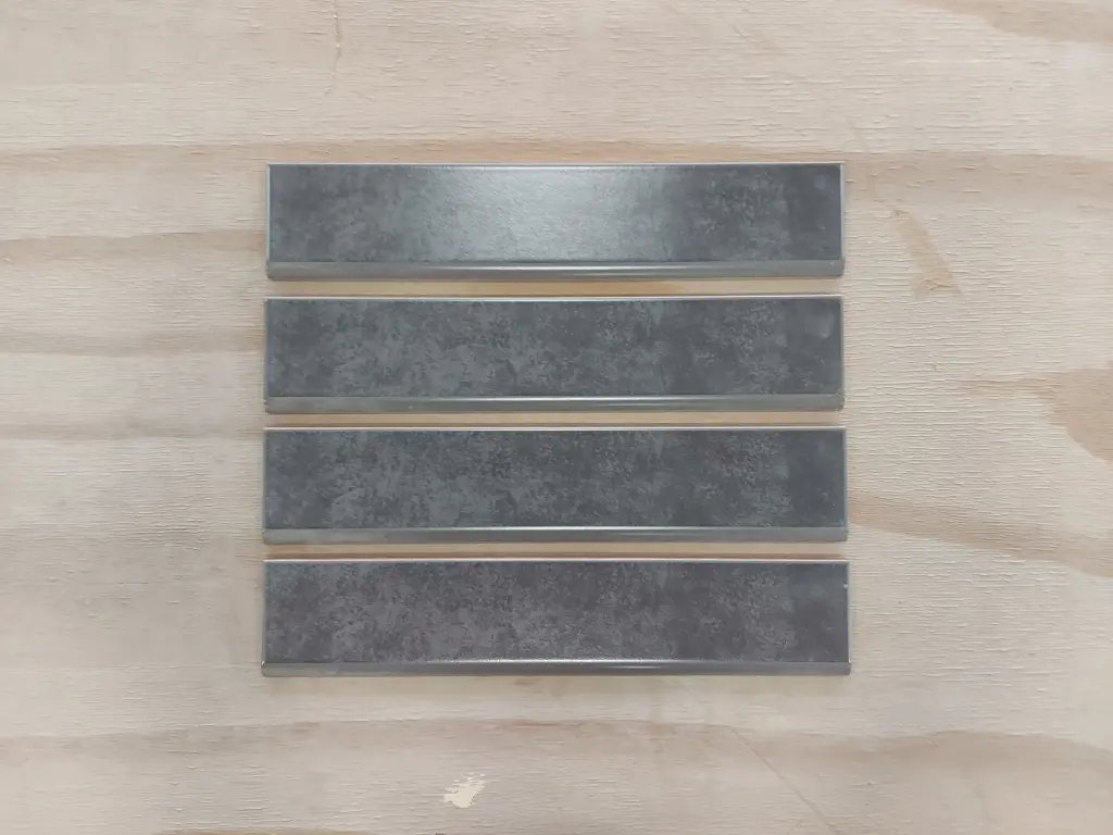 DL16 - Plinthes carrelage - Couleur: Gris. Noir - 40 x 8 cm