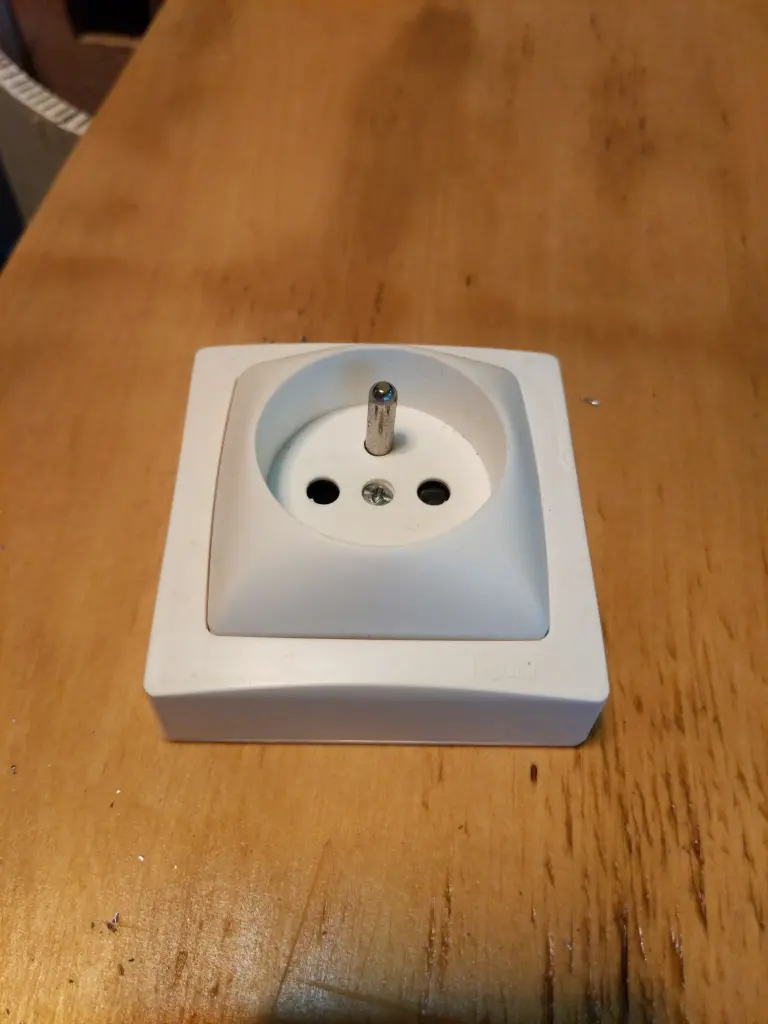 FE10 - Prise saillie legrand 