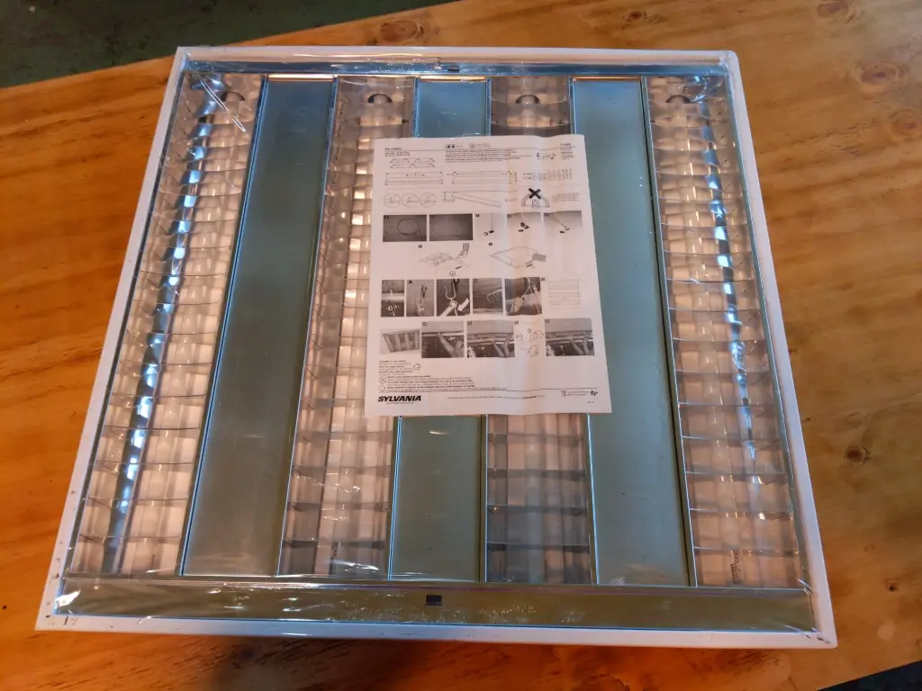 CT82 - Luminaire encastré 600 x 600 pour tubes fluorescents 