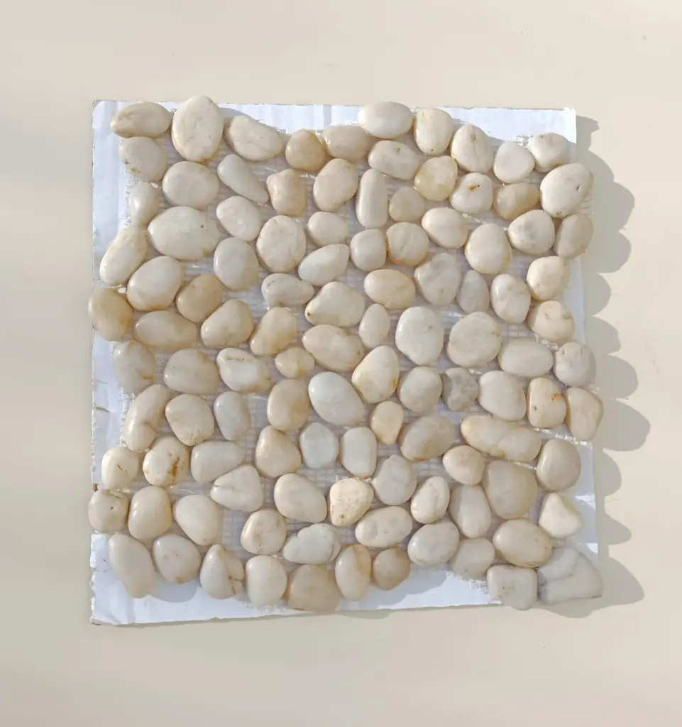 [CT91] CT91 - Galets sur filet  Couleur: Beige - 32 x 32