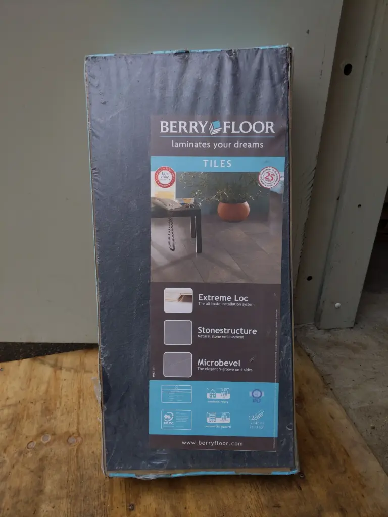 CT91  - Parquet stratifié noir clipsable - 1 boîte de 12 lames 