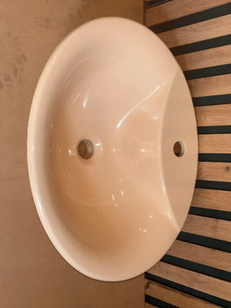 TD28 - Lavabo encastrable beige vintage