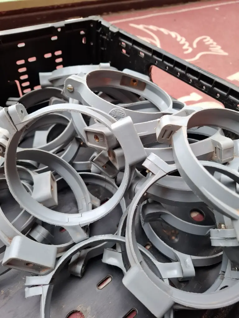 FR23 - Collier de fixation pour tube pvc Diam.100 mm