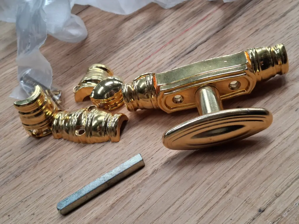 FR31 - POIGNÉES Décoratives dorées (Ref : Atelier de Flandres c32038)