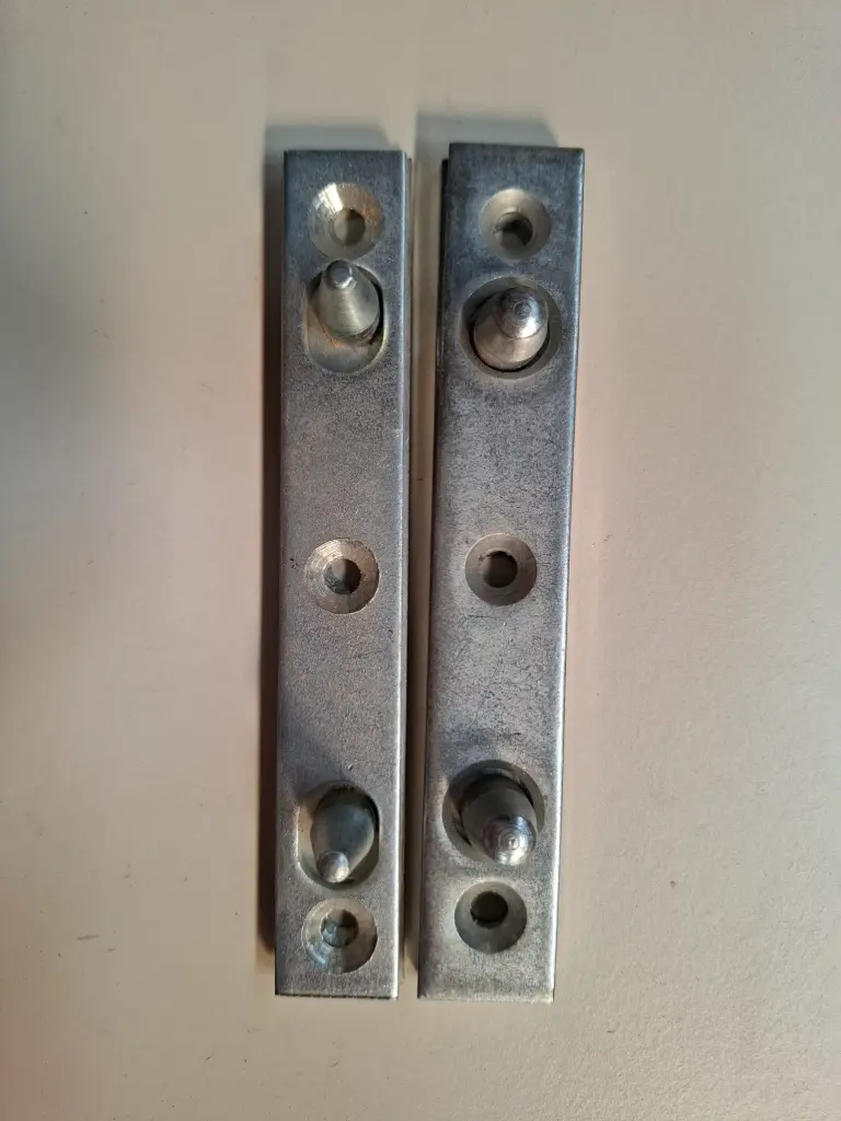 FR40 - Renfort de paumelles - sur platine - anti-dégondage