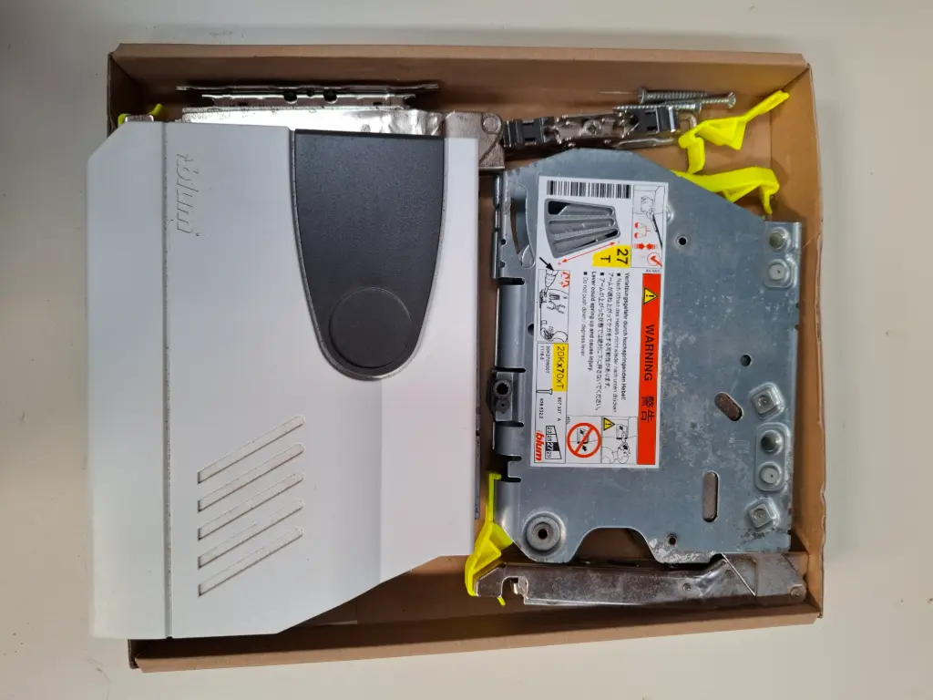 FR42 - Ferrures pour portes relevantes Blum