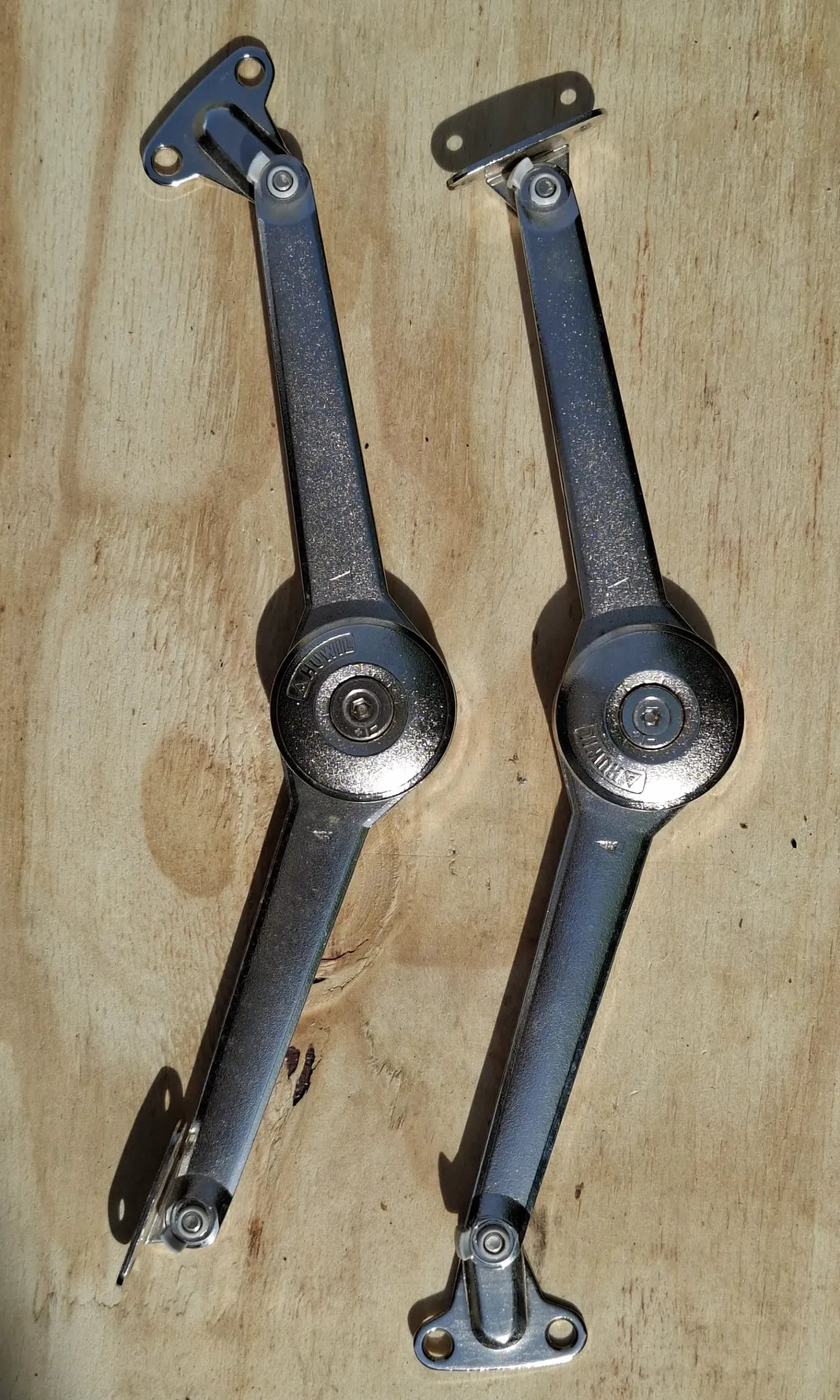 [FR49] FR49 - 2 compas à système d’amortissement pour abattants de portes relevables de placard