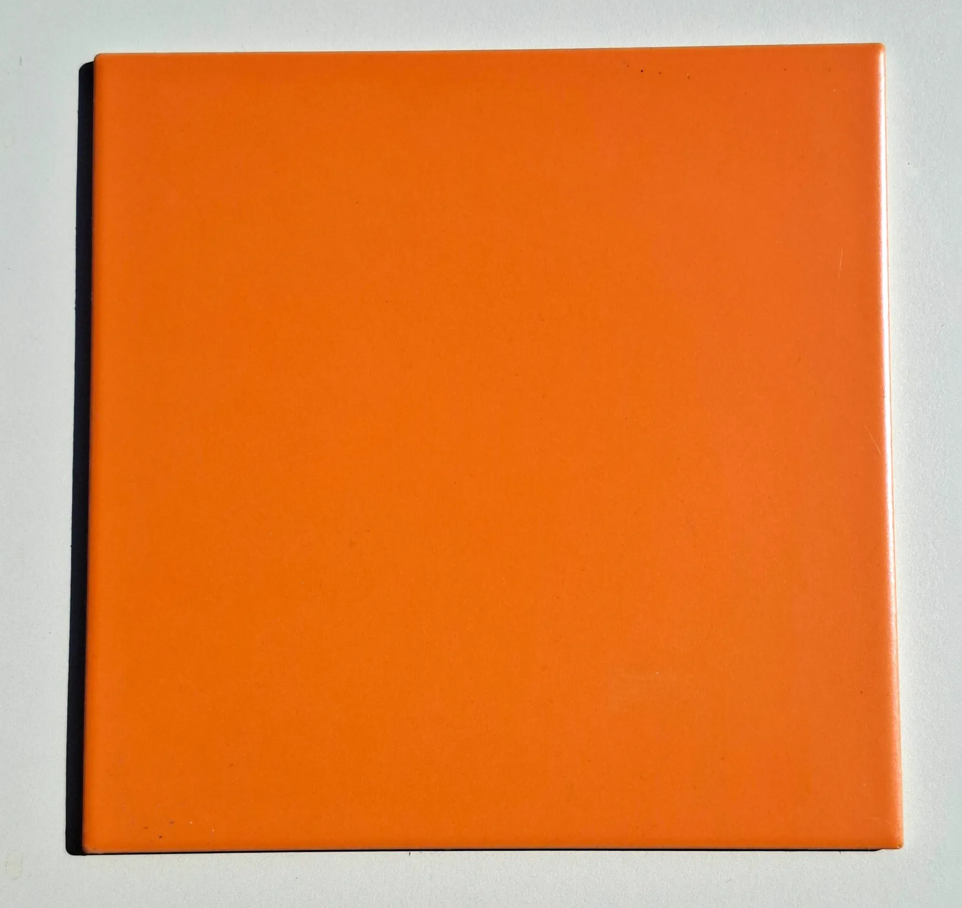 [FR98] FR98 - Carrelage  Orange Couleur: Orange - 20×20
