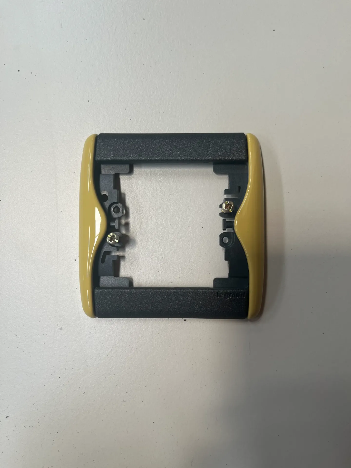 CT337 - Cache pour prise Legrand Sagane Xelio jaune