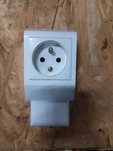 [FE08] FE08 - Adaptateur avec prise 2 piles et terre pour moulure